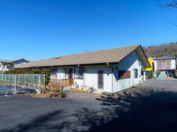 平屋建ての施設外観