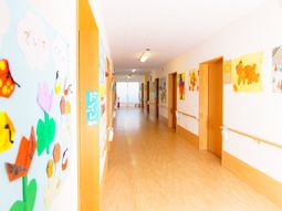 廊下に飾られたアート作品