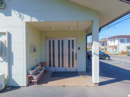 明るいエントランスの外観