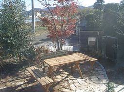 庭とベンチのある風景
