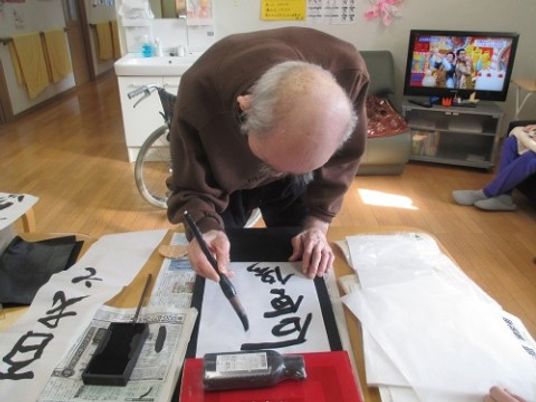 書道を楽しむ高齢者