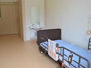 明るい居室のベッド  