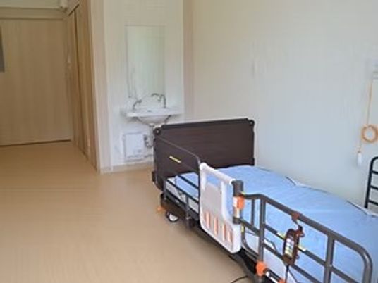 明るい居室のベッド  