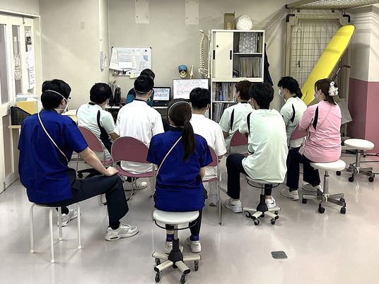 スタッフ研修中の機能訓練室  