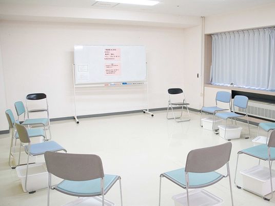 椅子を円形に配置した多目的室  