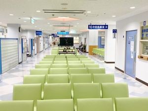 明るい待合廊下  