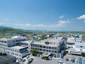 施設の外観と周辺の街並み  