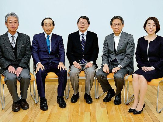 座る5人のスタッフイメージ  
