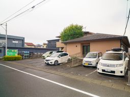 茶色の建物の外観