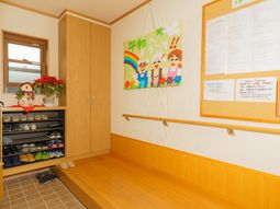 エントランスの明るい空間