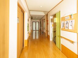 明るい廊下と掲示物