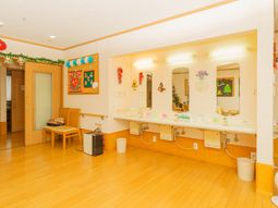 洗面台と鏡のある部屋