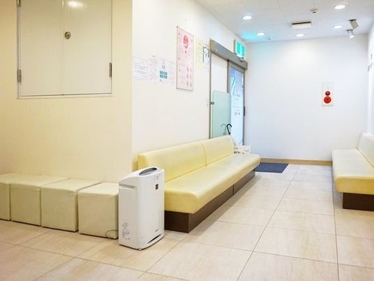明るい待合の休憩室  