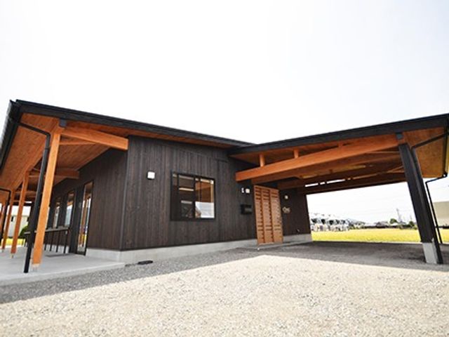 平屋の外観 外観   木目の柱が映える平屋の建物です。ひさしが広く、雨の日の出入りもしやすそうです。