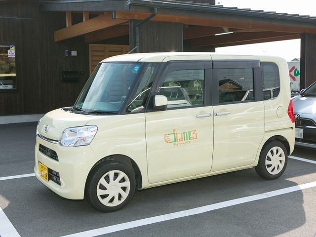 送迎車の外観 外観   落ち着いた色合いの送迎車が停まっています。施設への移動を支える様子が伝わり、就業時の送迎対応もイメージしやすいです。