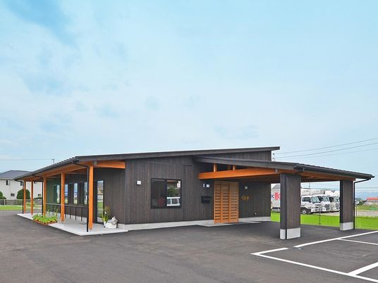 木目調の建物外観  