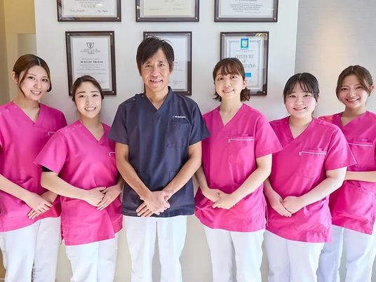 笑顔のスタッフ集合写真  