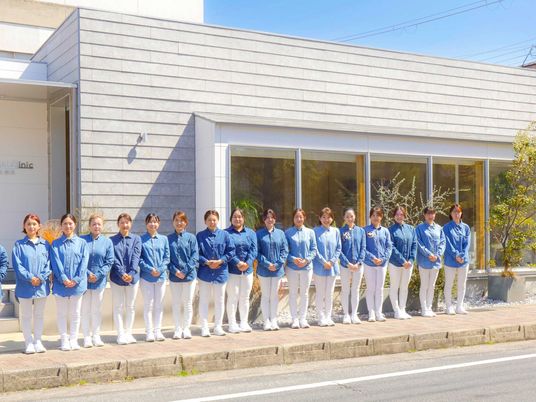 職員が並ぶ外観  