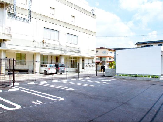 駐車場と建物外観  
