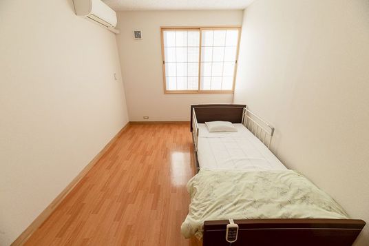 明るい個室の居室