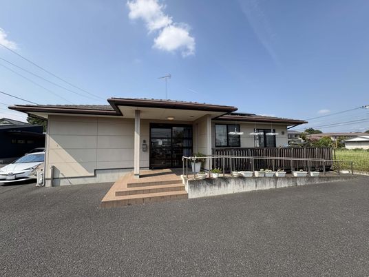 広々とした建物の外観  