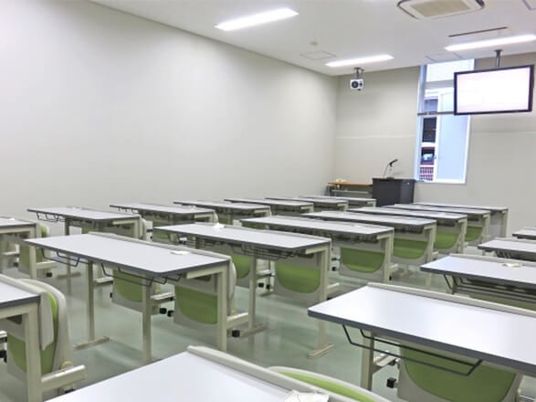 機能訓練室の机と椅子  