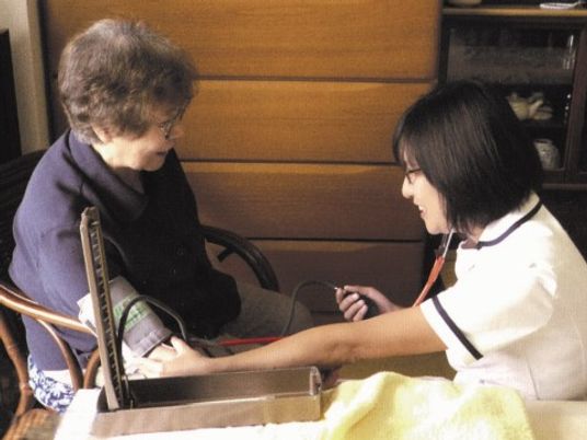スタッフが血圧測定