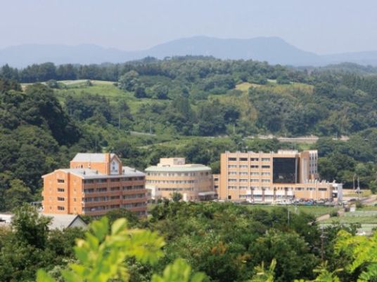 緑豊かな背景の建物群