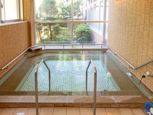 落ち着いた雰囲気の浴室