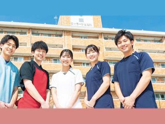 笑顔のスタッフと施設外観  