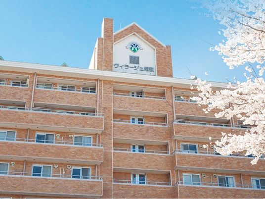春の外観と桜の建物  