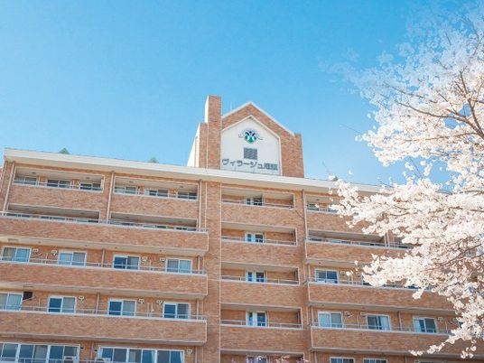 桜と外観  