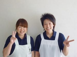 スタッフ2人の笑顔  