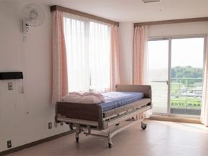 明るい居室のベッド  