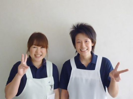 スタッフ2人の笑顔  