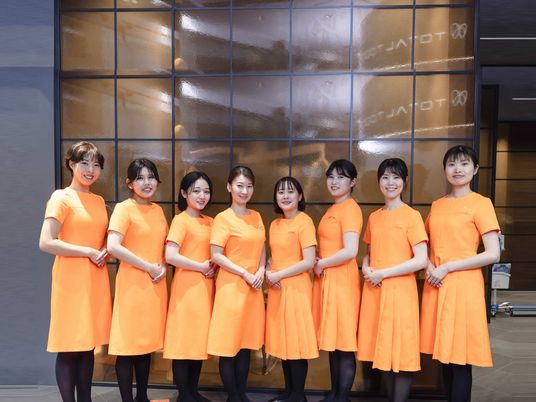 オレンジ制服のスタッフ  