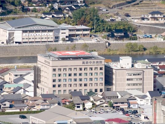 病院外観と周辺住宅の景色  