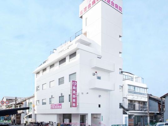 白い建物外観  