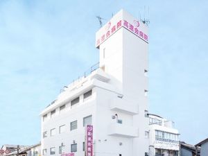 白い建物の外観  