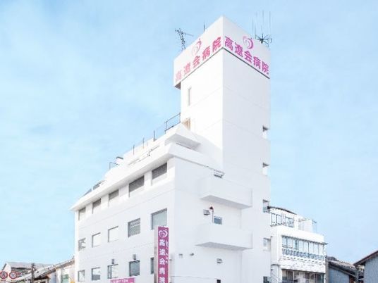 白い建物の外観  