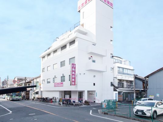 白い建物の外観  