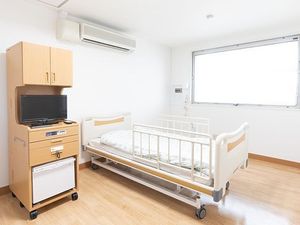 明るい居室のベッド  