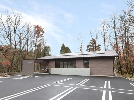 自然に囲まれた外観  