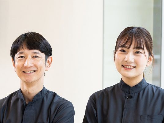 笑顔のスタッフ二人  
