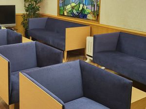 ソファのある休憩室  