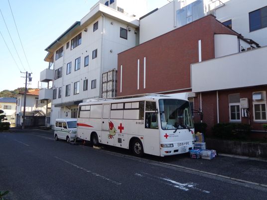 建物外観と送迎車が見える外観  