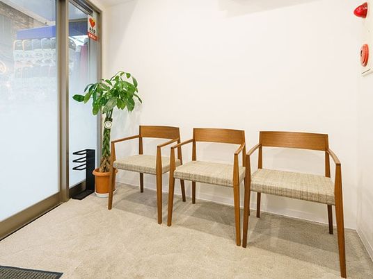 木製椅子が並ぶ待合  