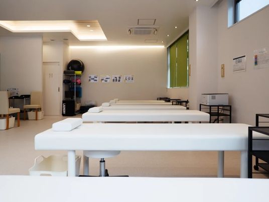 機能訓練室のベッド並ぶ室内  