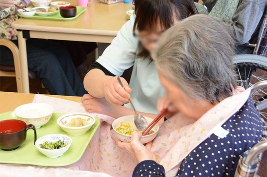 食事をサポートする様子