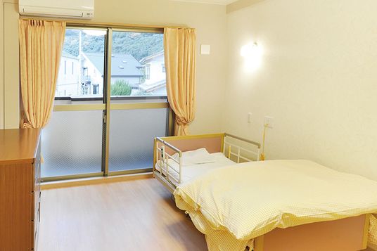 窓からの明るい居室